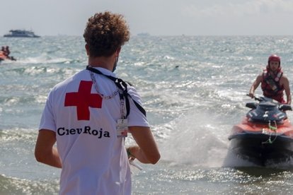 Socorrista de Cruz Roja en una playa valenciana