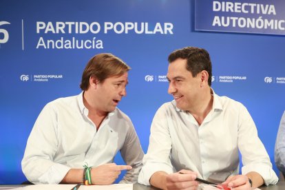 El presidente del PP-A, Juanma Moreno, y el secretario general del partido, Antonio Repullo.