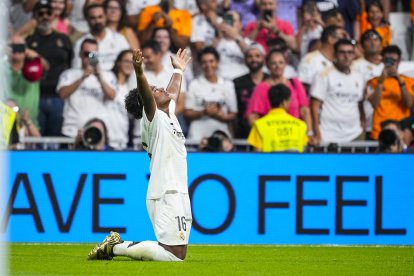 Endrick celebra su gol contra el Valladolid en su estreno en el Santiago Bernabéu.