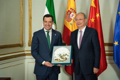 El presidente de la Junta, Juanma Moreno, en una imagen de archivo con la delegación del Comité Central del Partido Comunista chino encabezada por Yin Li en Sevilla.