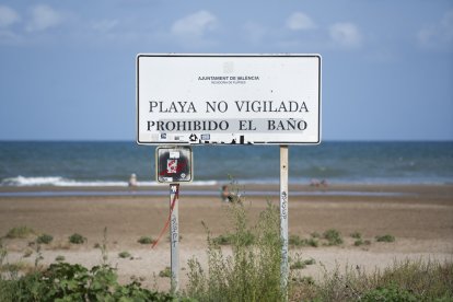 Cartel de advertencia en la playa de Massalfassar, a 26 de agosto de 2024, en Massalfassar, Valencia, Comunidad Valenciana (España).