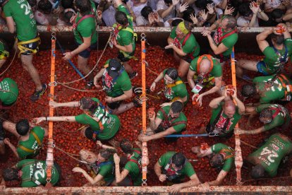 Decenas de personas durante la Tomatina de Buñol 2024