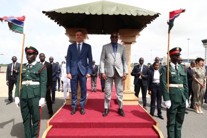 Pedro Sánchez y el presidente de Gambia, Adama Barrow, a 28 de agosto de 2024, en Gambia .