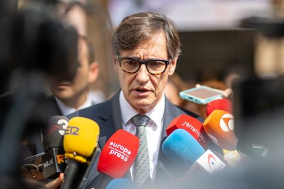 El presidente de la Generalitat, Salvador Illa, atiende a los medios de comunicación