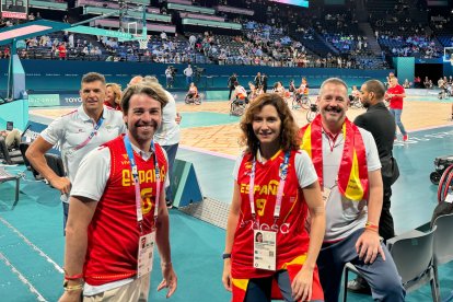 Díaz Ayuso asiste en París a la primera jornada de los Juegos Paralímpicos con participación de deportistas madrileños.