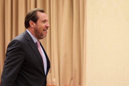 El ministro de Transportes y Movilidad Sostenible, Óscar Puente, llega a la Comisión de Transportes y Movilidad Sostenible del Congreso de los Diputados, a 29 de agosto de 2024, en Madrid (España). Durante la comparecencia, Puente, ha informado de los inc.