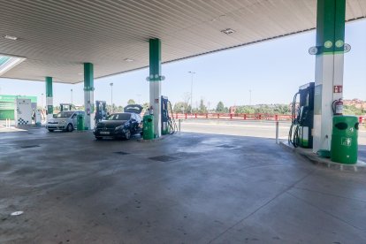 Dos coches repostando en una gasolinera, a 1 de agosto de 2024, en Madrid (España). El precio de los carburantes en España ha proseguido esta semana su tendencia bajista y ha encadenado su tercera caída, abaratándose hasta un 0,6% en plena operación salida de agosto. En concreto, el precio medio del litro de gasoil se ha situado en los 1,483 euros, cayendo un 0,6% con respecto a los 1,492 euros de hace una semana, para retroceder a niveles de la última semana de junio después de tres semanas de bajadas, según los datos del Boletín Petrolero de la Unión Europea recogidos por Europa Press.
01 AGOSTO 2024;CARBURANTE;GASOLINA;DIESEL;BAJADA;RECURSOS;GASOLINERA;PIXELADA
Ricardo Rubio / Europa Press
01/8/2024