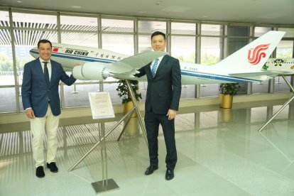 El presidente de la Junta de Andalucía, Juanma Moreno (PP-A), con el representante de Air China en Pekín.