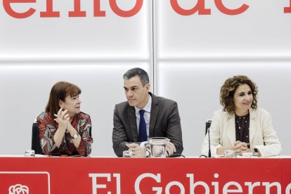 Archivo - (I-D) La presidenta del PSOE, Cristina Narbona; el secretario general del PSOE y presidente del Gobierno, Pedro Sánchez, y la ministra de Hacienda y Función Pública, María Jesús Montero, durante la reunión de la Comisión Ejecutiva Federal en Fer.