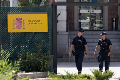 Agentes de Policía a su salida del Palacio de La Moncloa