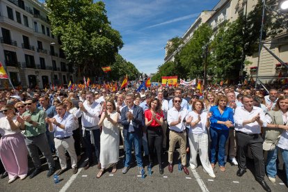 Archivo - El líder del PP, Alberto Núñez Feijóo, encabeza una manifestación del partido contra la Ley de Amnistía, en la Puerta de Alcalá, a 26 de mayo de 2024, en Madrid (España).