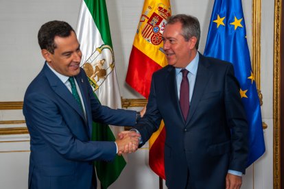 El presidente de la Junta de Andalucía, Juanma Moreno, con el el secretario general del PSOE-A, Juan Espadas, en una imagen de archivo en San Telmo, Sevilla.