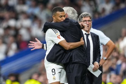 Ancelotti y Mbappé se funden en un emotivo abrazo a la conclusión de la victoria madridista ante el Betis.