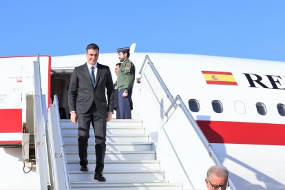 Pedro Sánchez bajando del Falcon.