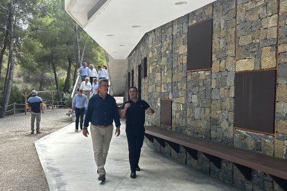 Vicente Martínez, conseller Medio Ambiente y Bernabé Cano, alcalde de La Nucía visitando el CEM Captivador de La Nucía