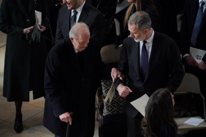 Don Juan Carlos of Spain y el ReyFelipe durante el funeral de Constantino de Grecia.