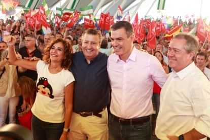 El secretario general del PSOE, Pedro Sánchez, con Espadas, Montero y Fernández en un acto en Sevilla.