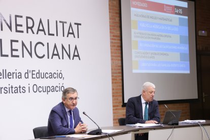 El conseller de Educación, José Antonio Rovira presenta lo que será el inicio del próximo curso.