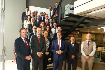 Gonzalo Gortázar, durante su visita a la oficina de CaixaBank en Casablanca.