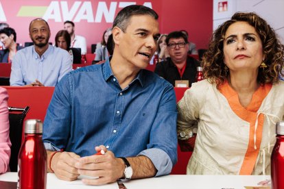 El secretario general del PSOE y presidente del Gobierno, Pedro Sánchez, y la vicesecretaria general del PSOE, vicepresidenta primera del Gobierno y ministra de Hacienda, María Jesús Montero.