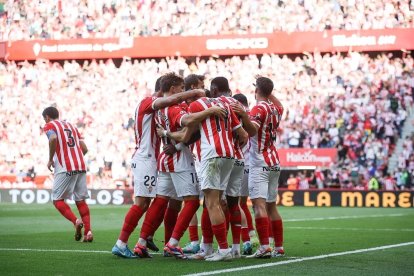 Los jugadores del Sporting celebran un gol en el derbi.