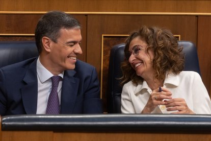 Archivo - El presidente del Gobierno, Pedro Sánchez y la vicepresidenta primera y ministra de Hacienda, María Jesús Montero, durante una sesión plenaria, en el Congreso de los Diputados. 