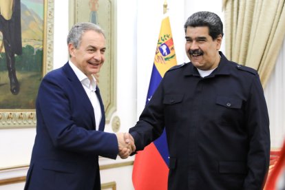 Zapatero saluda a Nicolás Maduro