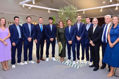 Integrantes de la selección española junto a María José Catalá, alcaldesa de Valencia, y Vicent Mompó, presidente de la Diputació de Valencia