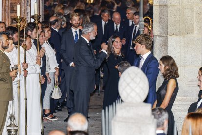 Felipe VI y Letizia, con otros familiares durante el funeral de Juan Gomez Acebo.