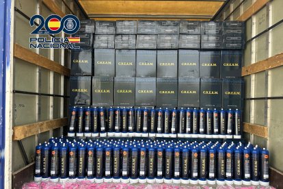 Botellas de óxido nitroso incautadas por los agentes en un camión.