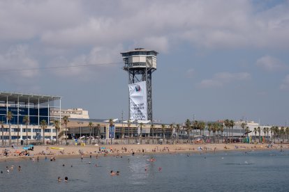 Vista de una playa de Barcelona, a 5 de agosto de 2024, en Barcelona, Cataluña (España). Cataluña ha recibido 9,1 millones de visitantes extranjeros entre los meses de enero y junio de 2024, lo que representa un incremento del 12,4% respecto al mismo período del año pasado, según datos provisionales de la Estadística de Movimientos Turísticos en Fronteras del Instituto Nacional de Estadística (INE).