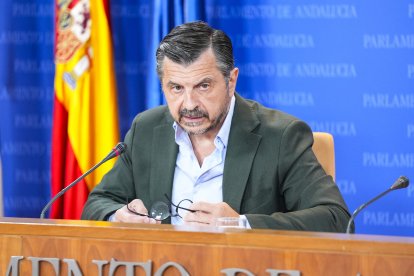 El portavoz del Grupo Parlamentario Popular, Toni Martín, durante la ronda de ruedas de prensa en el Parlamento de Andalucía.