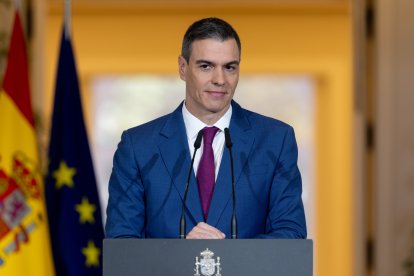 (Foto de ARCHIVO)
El presidente del Gobierno, Pedro Sánchez, comparece para explicar el decreto que prorroga el escudo social tras una rueda de prensa posterior a la reunión del Consejo de Ministros, en el Palacio de la Moncloa, a 27 de diciembre de 2023, en Madrid (España). El Consejo de Ministros ha aprobado hoy la prórroga parcial del 'escudo social' para combatir los efectos de la inflación, la crisis energética y la guerra de Ucrania, y mantendrá las medidas referentes al ámbito laboral, la imposibilidad de suspender los suministros básicos, la ampliación de los descuentos correspondientes al bono social eléctrico o la suspensión de los desahucios, según han trasladado fuentes de Sumar. Además, se aprobará el transporte público gratis para jóvenes y desempleados y se prorrogarán hasta junio las rebajas del IVA a alimentos. El nuevo paquete aprobado hoy en el último Consejo de Ministros del año será el octavo impulsado por el Ejecutivo para seguir respondiendo al impacto de la guerra en Ucrania y el incremento de precios, una movilización de recursos que, hasta ahora, asciende a unos 47.000 millones de euros.

Eduardo Parra / Europa Press
27 DICIEMBRE 2023;COMPLEJO DE LA MONCLOA;PEDRO SÁNCHEZ;ESCUDO SOCIAL;GOBIERNO;TRANSPORTE PÚBLICO GRATIS JÓVENES
27/12/2023