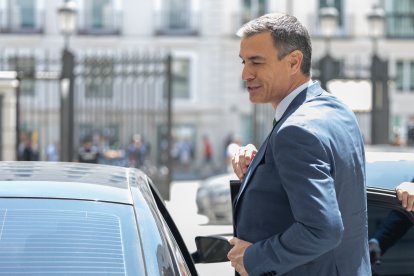 El presidente del Gobierno, Pedro Sánchez, a su salida de una sesión extraordinaria en el Congreso de los Diputados.