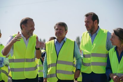 (Foto de ARCHIVO)
El presidente de ADIF, Ángel Contreras, charla con el ministro de Transportes y Movilidad Sostenible, Óscar Puente.