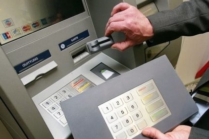 (Foto de ARCHIVO)
Dispositivo usado en la estafa conocida como 'skimming', que permite capturar datos personales, bancarios y claves de seguridad de las tarjetas en los cajeros automáticos

POLICÍA NACIONAL
19/8/2024