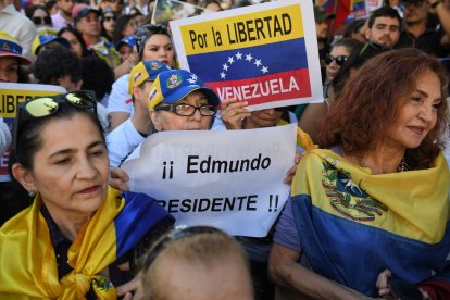 Decenas de venolanos durante una concentración frente al Congreso