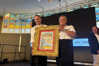 El Restaurante Miguel y Juani, de l'Alcúdia, cocina la 'mejor paella del mundo' en el Concurs Internacional de Sueca.