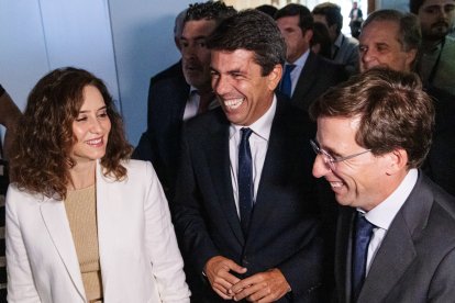 La presidenta de la Comunidad de Madrid, Isabel Díaz Ayuso, el president de la Generalitat, Carlos Mazón, y el alcalde de Madrid, José Luis Martínez Almeida.