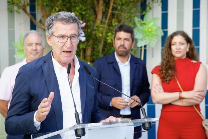 El líder del PP, Alberto Núñez Feijóo, comparece tras visitar una escuela infantil junto al 'president' de la Generalitat, Carlos Mazón