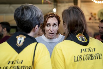 La ministra de Sanidad, Mónica García, visita la caseta de Más Madrid en las fiestas de Móstoles