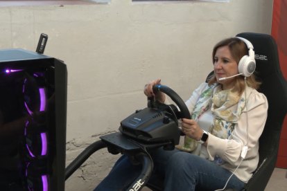 La alcaldesa de Valencia, María José Catalá, juega a carreras de coches en el Valencia Game City