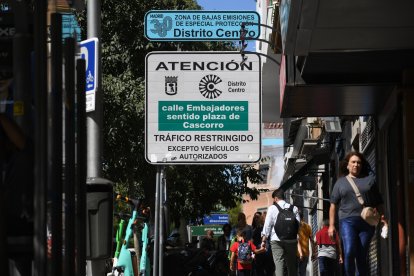 Un cartel indica la zona de bajas emisiones 360 del Distrito Centro, a 17 de septiembre de 2024,.