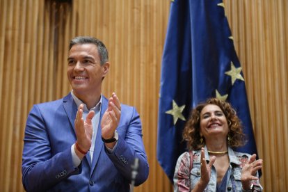 Pedro Sánchez y María Jesús Montero, en la reunión interparlamentaria de los socialistas.