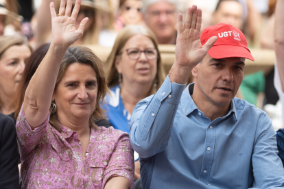 La nueva vicepresidenta de la Comisión Europea, Teresa Ribera, junto al presidente del Gobierno, Pedro Sánchez.