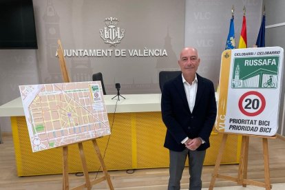 Jesús Carbonell en la presentación del primer ciclobarrio de València

REMITIDA / HANDOUT por AYUNTAMIENTO DE VALÈNCIA
Fotografía remitida a medios de comunicación exclusivamente para ilustrar la noticia a la que hace referencia la imagen, y citando la procedencia de la imagen en la firma
19/9/2024