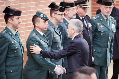 El ministro del Interior, Fernando Grande-Marlaska, durante la capilla ardiente de uno de los guardias civiles fallecidos en Barbate en febrero.