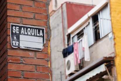 Un cartel de 'Se Alquila' en Madrid.