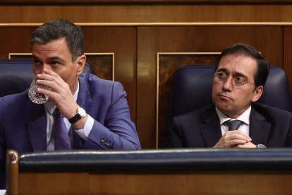 El presidente del Gobierno, Pedro Sánchez, y el ministro de Asuntos Exteriores, José Manuel Albares, en una sesión en el Congreso.