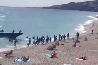 Llegada de migrantes a una playa de Nerja, Málaga.